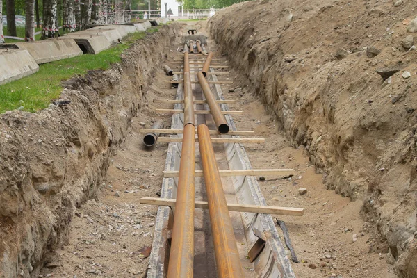 Het proces van reparatie van stedelijke verwarmingsbuizen systemen. — Stockfoto