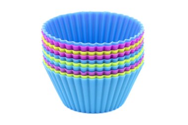 Beyaz bir backgroun üzerinde cupcake pişirmek için renkli silikon formu