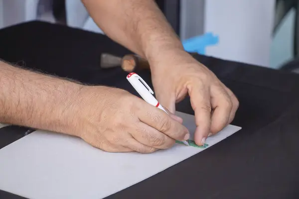 Deri ceket dikiş zanaat atölyesi. Ana f işaretleri