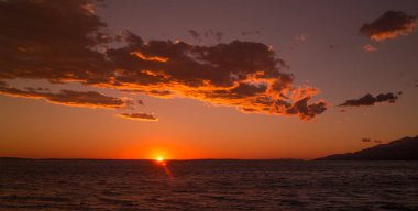 Bulutlar Paklenica Hırvatistan ile güzel günbatımı deniz manzarası