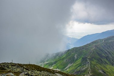 Yüksek Tatras Mountains, Slovakya bulutlar ile yaz aylarında