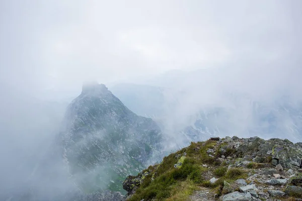 Yüksek Tatras Mountains, Slovakya bulutlar ile yaz aylarında