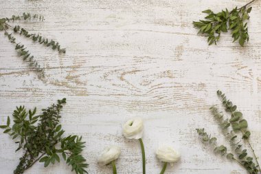 Ahşap arka plan üzerinde otlar arasında güzel tipik çiçekler