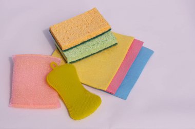 Beyaz arka planda bulaşık yıkamak için renkli süngerler. Bulaşıklar için süngerler.