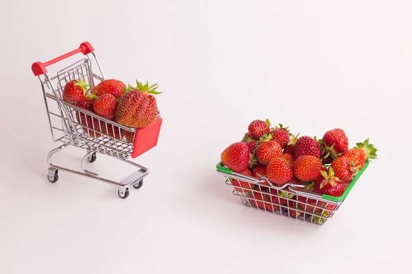 Fraises Fraîches Dans Mini Chariot Sur Fond Blanc Supermarché Concept — Photo