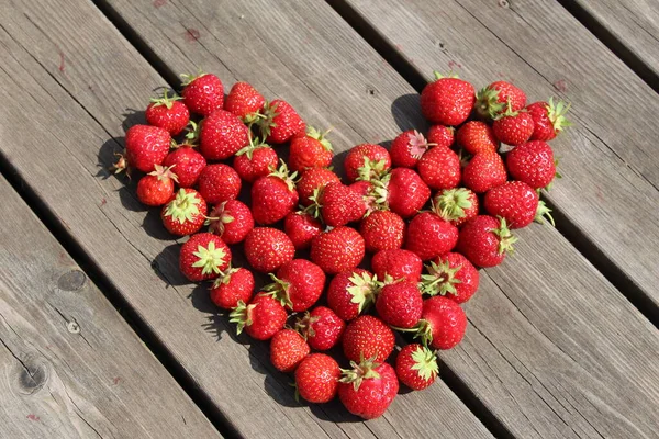 Erdbeerherz Frische Süße Große Erdbeeren Auf Dem Holztisch Aus Nächster — Stockfoto