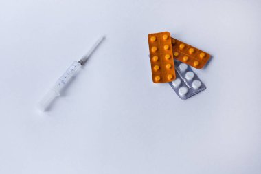 Uyuşturucu, hap, beyaz toz ve şırınga.