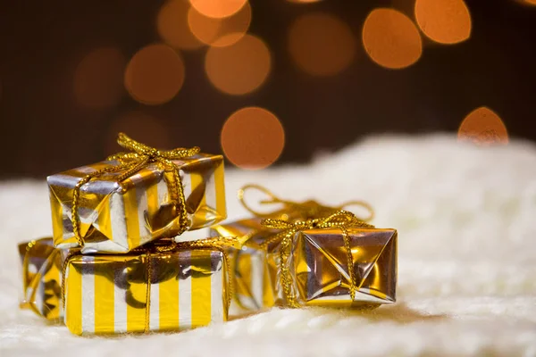 Weihnachtsgeschenke Auf Hellem Hintergrund Und Festliches Bokeh — Stockfoto