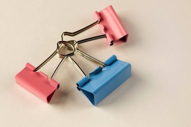 Üç tane çok renkli raptiye. İşbirliği konsepti, karşılıklı yardım, takım çalışması