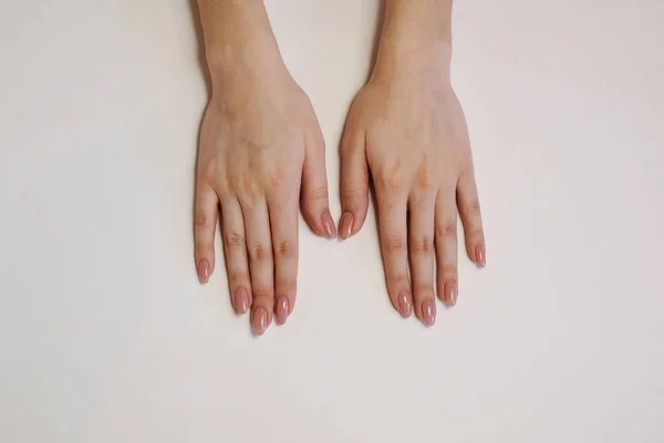 Krásné Ženské Ruce Béžovou Manikúrou Bílém Pozadí — Stock fotografie