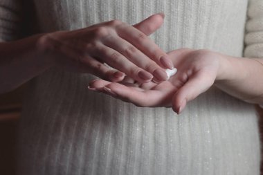 Kadın ellerine krem sürüyor. el bakımı kavramı