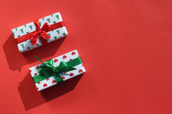 Flach Lagen Zwei Neujahrsgeschenke Auf Rotem Hintergrund — Stockfoto