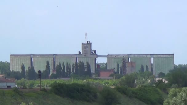 Ascenseur de stockage de grain. Grand bunker pour économiser les semis — Video