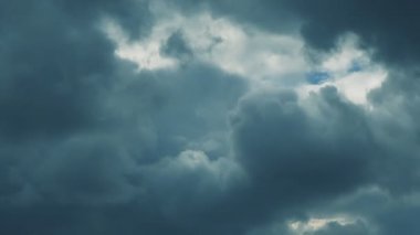 Büyük kara gök gürültüsü bulutları. Yağmurun başlangıcı.
