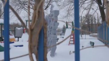 Yoğun karda çocuk oyun alanı.