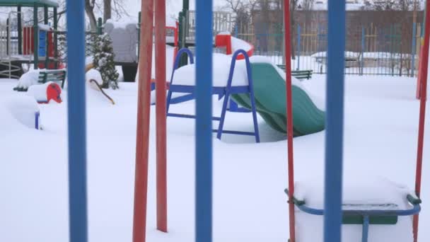 Plac zabaw dla dzieci w ciężkich śniegu. — Wideo stockowe