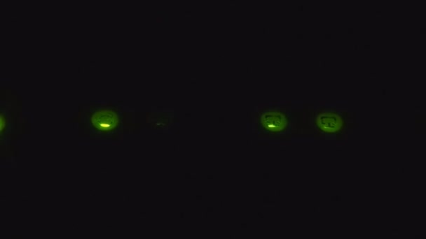 Zielona dioda LED modemu w ciemności — Wideo stockowe