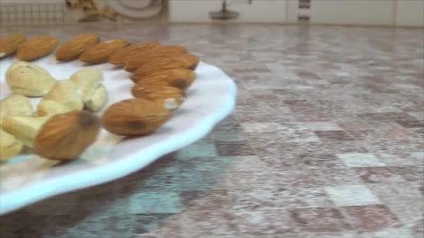 Κοντινό κομμάτι των διαφορετικών ξηρών καρπών σε ένα πιάτο — Αρχείο Βίντεο