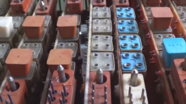 Microchips van de radio componenten gemonteerd op het bord close-up — Stockvideo