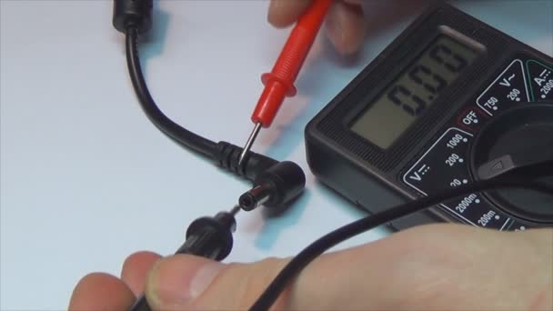 Ham radyo bir multimetre ile pil voltajı kontrol eder — Stok video
