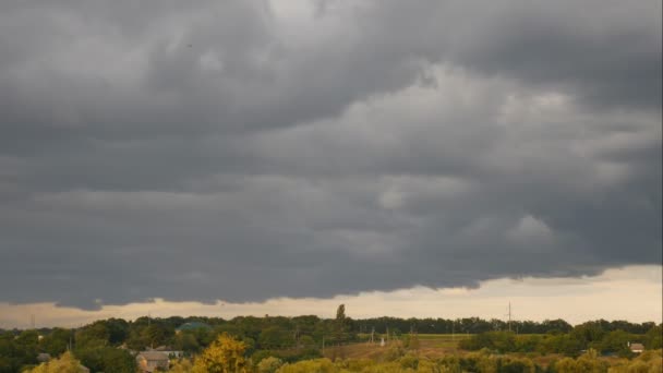 Timelaps tormentosas, oscuras, nubes grises se mueven rápido — Vídeos de Stock