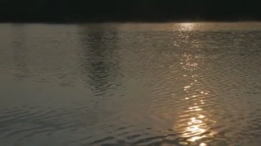 Yaz aylarında dinlendirici su dalgalarının yüzeyinde güneş yansımaları ve parıltıları.