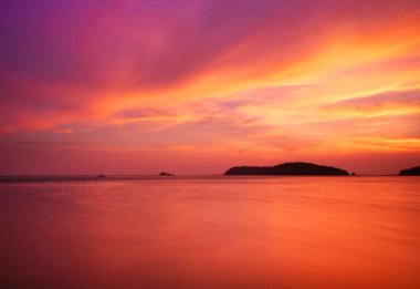 Uzun pozlama deniz ve güzel gökyüzü ve bulutlar ile Andaman Denizi Adaları