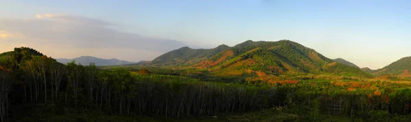 当傍晚的光线照射在山上时 可以看到山脉和美丽的热带森林的全景 从而形成一个维度 — 图库照片