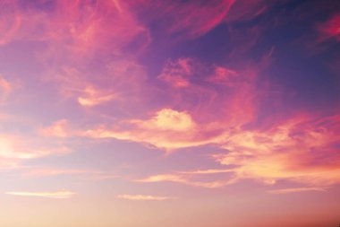 alacakaranlık arka planda gökyüzü düz gökyüzü ve parlak gökkuşağı renkleri ve renkli bulut