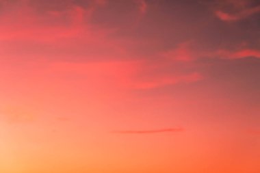 alacakaranlık arka planda gökyüzü düz gökyüzü ve parlak gökkuşağı renkleri ve renkli bulut