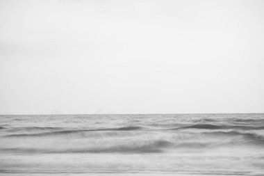 Pasifik Okyanusu ile uzun pozlama arka plan siyah ve beyaz sakin deniz manzarası