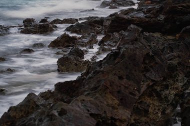 Rock günbatımı manzara arka planda çökmesini uzun pozlama hareket dalga deniz manzarası