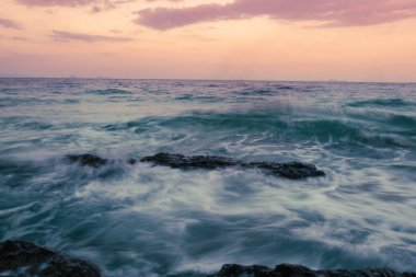 Rock günbatımı manzara arka planda çökmesini uzun pozlama hareket dalga deniz manzarası
