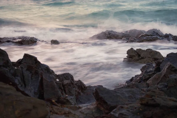 Rock günbatımı manzara arka planda çökmesini uzun pozlama hareket dalga deniz manzarası