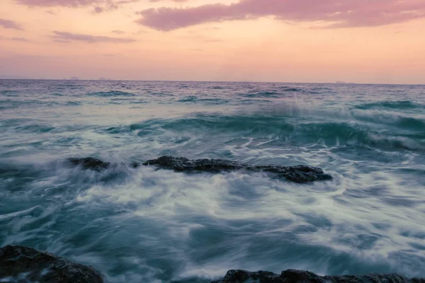 长期曝光的冲击波海景撞击岩在日落风景背景 — 图库照片
