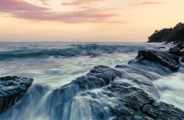 Langzeitbelichtung Bewegung Welle Meereslandschaft Kracht Felsen Sonnenuntergang Landschaft Hintergrund — Stockfoto