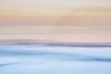 dalgalar ve bulutlar ve kamera kullanarak uzun maruz kalma güzel hareket kaydırma uzun pozlama ile kombine