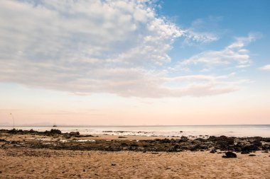 plaj ve deniz Güney Tayland koh yao yai, düşük tide sonra gökyüzü görünümü
