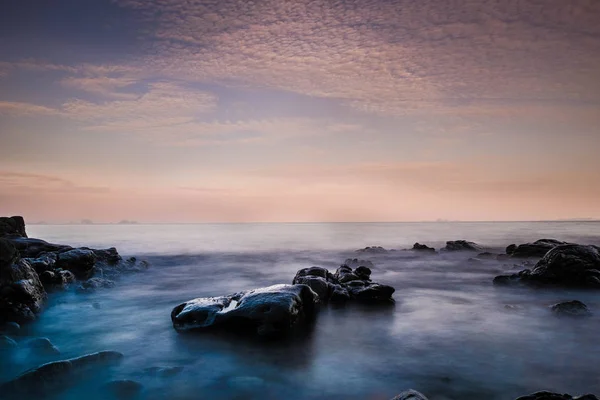 Langzeitbelichtungsbild Von Dramatischem Himmel Und Welle Mit Felsenmeer Hintergrund Bei — Stockfoto