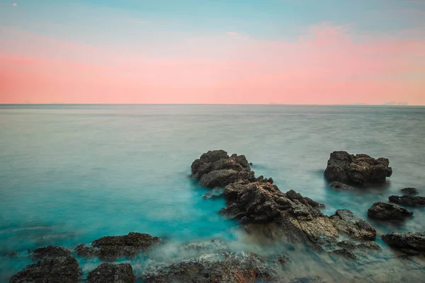 Dramatik Gökyüzü Dalga Rock Deniz Günbatımı Manzara Arka Planda Ile — Stok fotoğraf