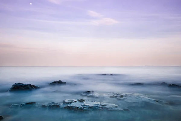 Deniz Kayalarda Kapak Dalgaların Uzun Pozlama Alacakaranlıkta Gökyüzü Güzel Renkler — Stok fotoğraf
