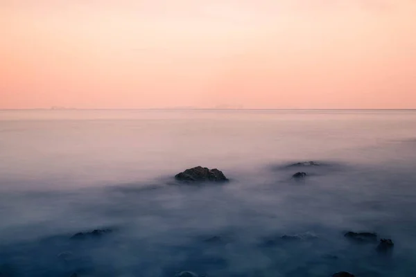 Deniz Kayalarda Kapak Dalgaların Uzun Pozlama Alacakaranlıkta Gökyüzü Güzel Renkler — Stok fotoğraf