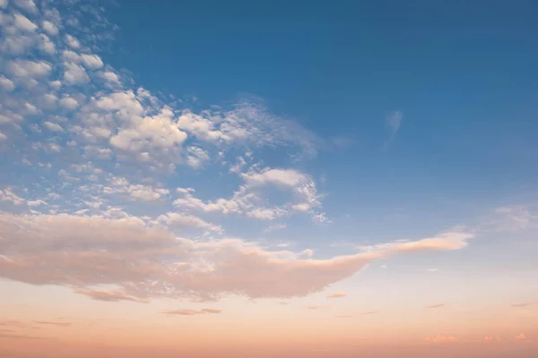 Alacakaranlıkta Gökyüzü Düz Gökyüzü Parlak Gökkuşağı Renkleri Renkli Bulut — Stok fotoğraf