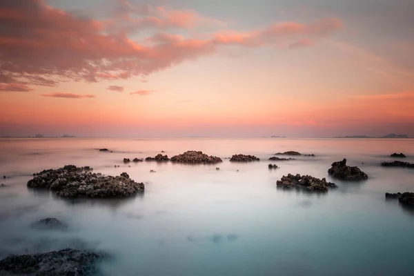 Dalgaların Yumuşaklık Uzun Pozlama Sis Ortaya Mercan Kaya Gibi Dalgaların — Stok fotoğraf