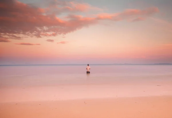 Bir genç adam seyir okyanus. Çalışma çalışma ve doğa ile yaşamak için çeşitli şeyler Koh Yao Yai, Phang Nga, Tayland basınç kaçış kavramdır