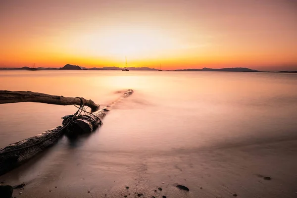 Lange Belichtung Und Weichheit Der Wellen Die Den Strand Und — Stockfoto