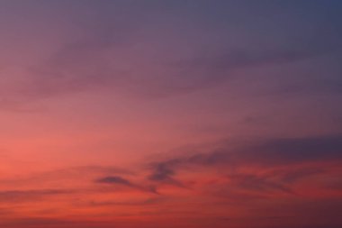 öğleden sonra arka planda yumuşak ve sessiz bulutlar