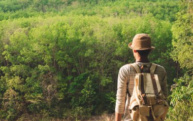 Sırt çantası seyahat yaşam tarzı Yolculuk tutkusu ile Dağları üzerinde bir adam ayakta görünümlü orman macera kavramı yaz tatillerini açık yalnız doğaya