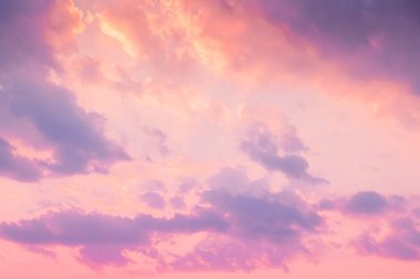 Güzel gökyüzü bulut ve metin için boş alan ile. sunum için kavram doğa güzel renkli gökyüzü güneş ışığı ile arka plan. Çevre ve güzellik