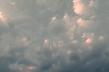 öğleden sonra arka planda yumuşak ve sessiz bulutlar